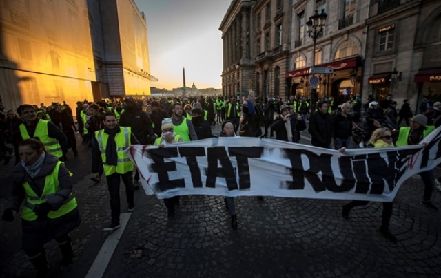 протесты во Франции против повышения цен на бензин