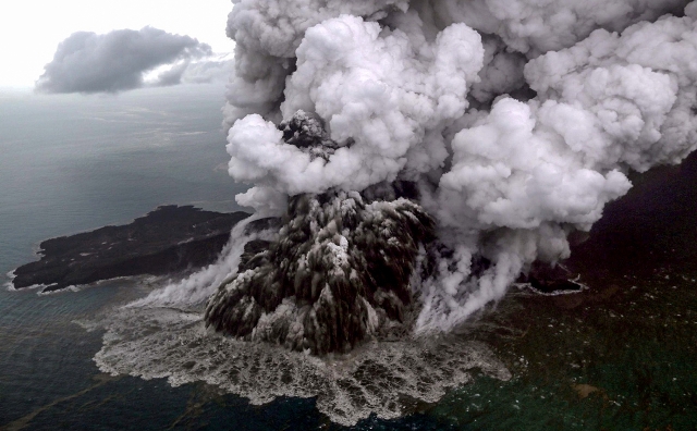 вулкан Анак-Кракатау извержение