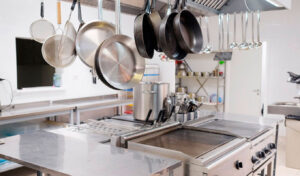 Какое кухонное оборудование пригодится в небольшом кафе: обзор для начинающих