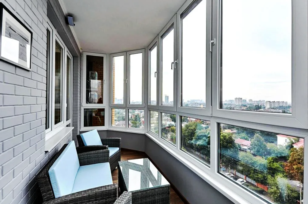 Остекление балконов и коттеджей в Челябинске: цены на окна и профессиональная установка