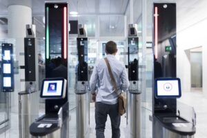 Использование биометрии в аэропортах: Новые технологии для безопасного и удобного путешествия